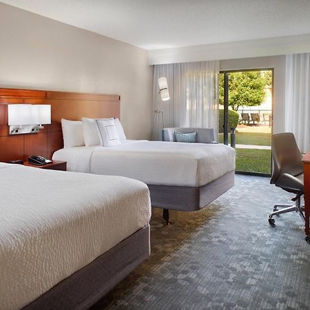 Courtyard By Marriott Фейетвилл Экстерьер фото