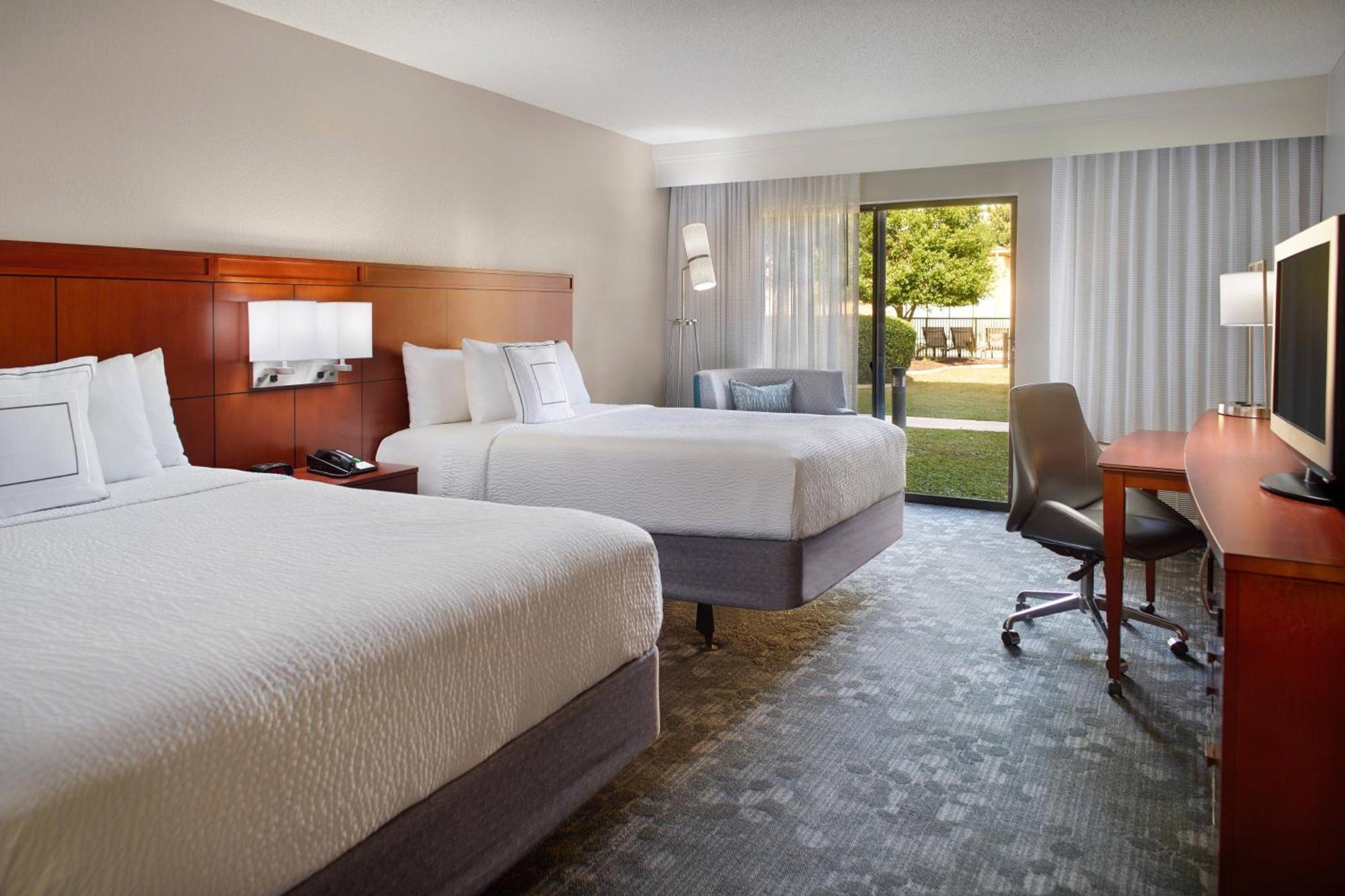 Courtyard By Marriott Фейетвилл Экстерьер фото