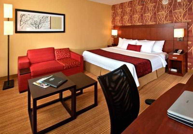 Courtyard By Marriott Фейетвилл Экстерьер фото